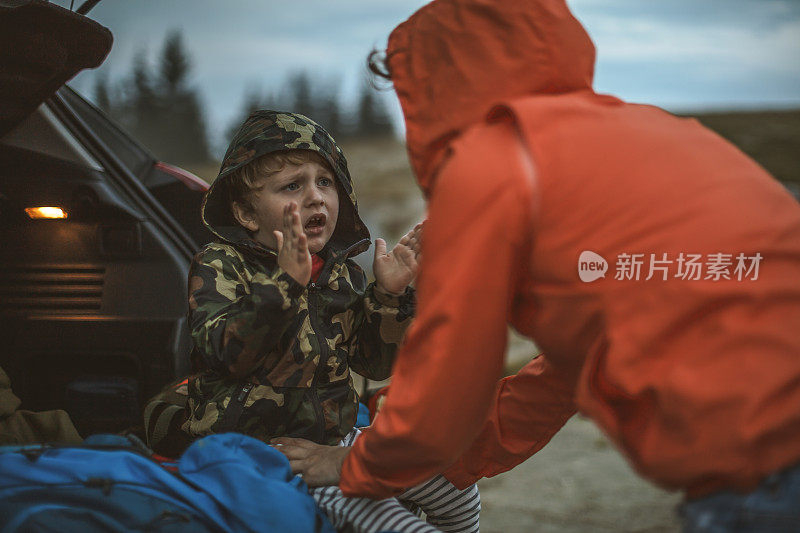 在大自然中度过美好的一天后打包