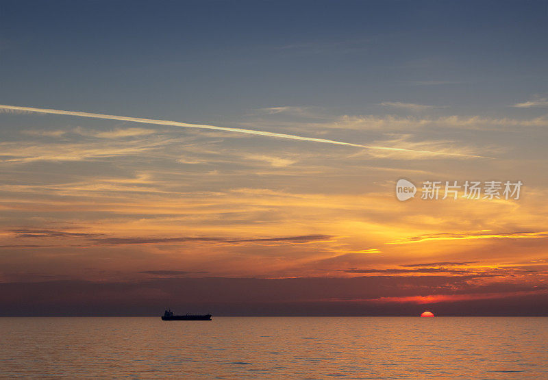 船的轮廓和夕阳在海上