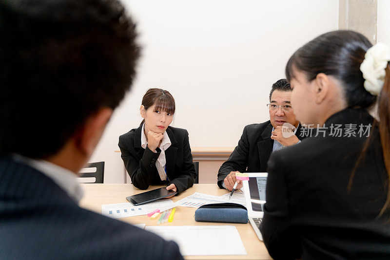 一个男人和一个女人会见了经理的指示