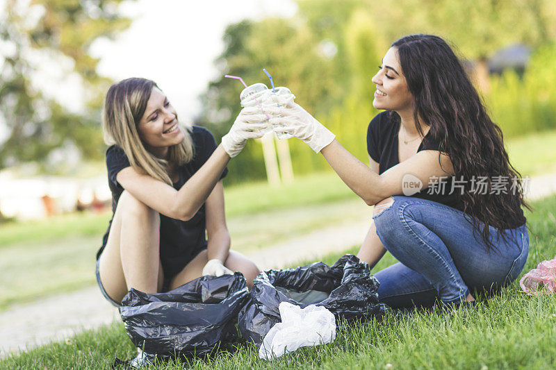 拿着垃圾袋的女孩们在做plogging