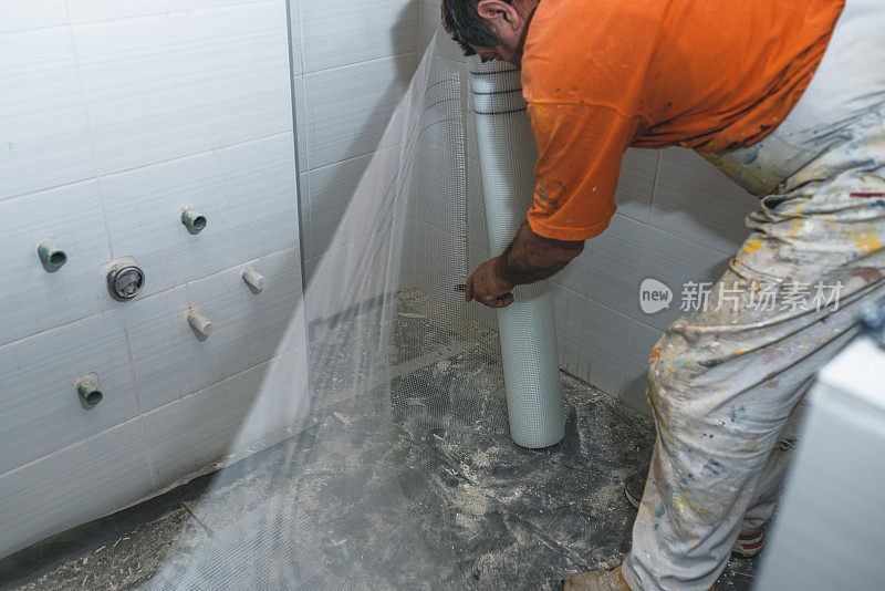 建筑工人正在为墙面喷漆做准备