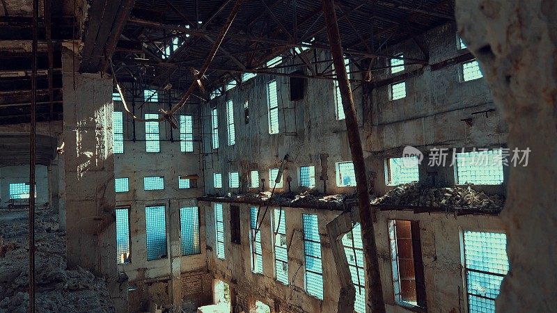 从内部被摧毁的废弃工厂