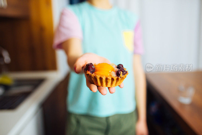 拿着水果蛋糕的女人