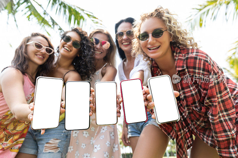 我们想通知你。五位女性在智能手机屏幕上展示了有趣的东西