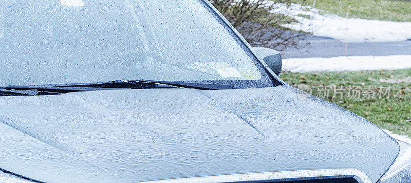 雨夹雪和冰涂层汽车