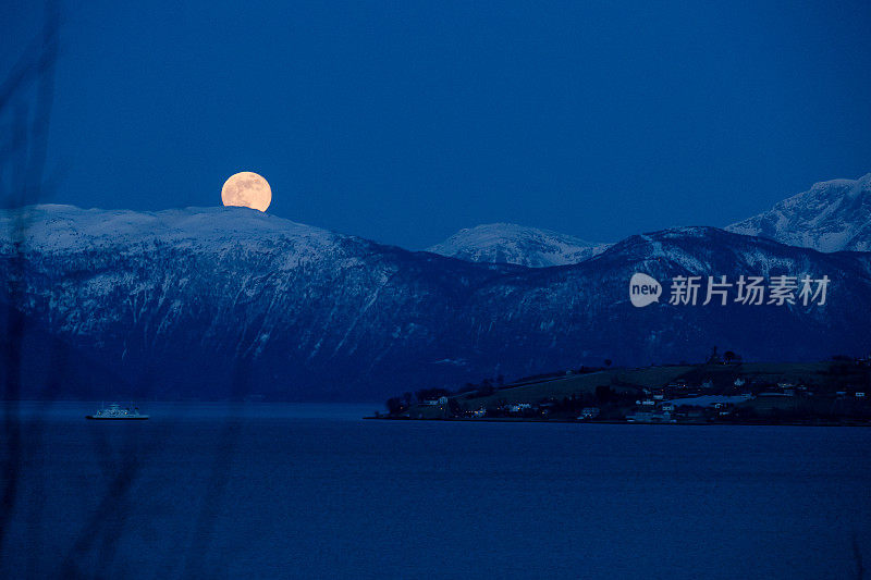 挪威峡湾的满月