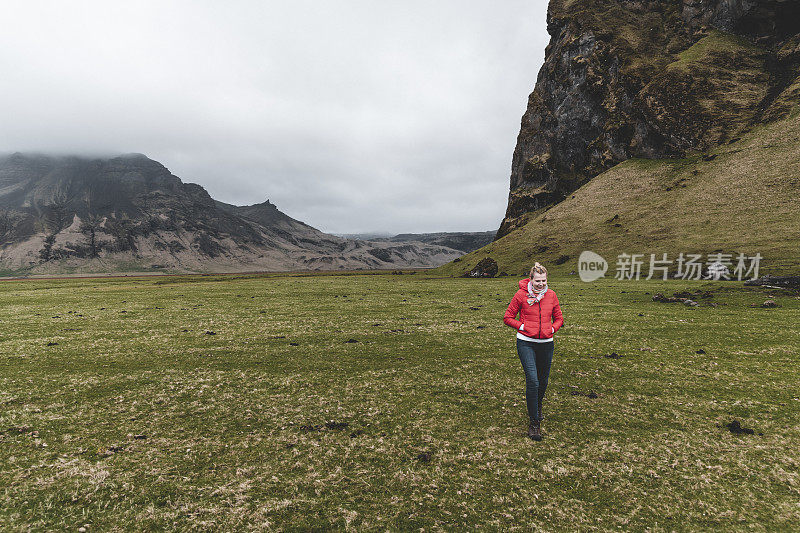 在冰岛徒步旅行的年轻女子