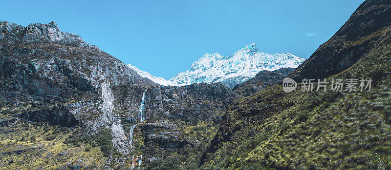 空中的安第斯山脉在秘鲁有雪峰和瀑布