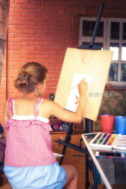 儿童女孩画家在画架上作画概念儿童灵感艺术发展
