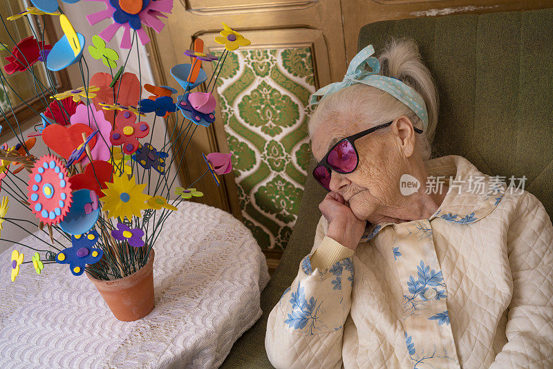 上了年纪的90多岁的老妇人打盹的肖像