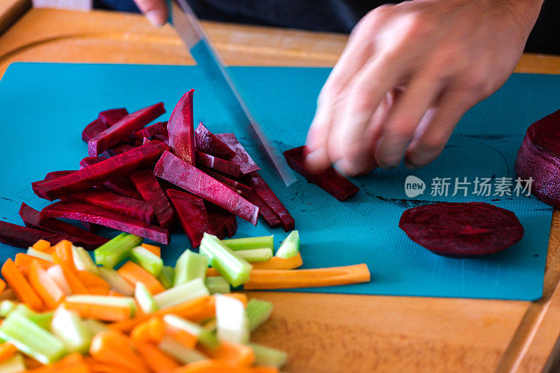 厨师用锋利的刀切根菜，特写