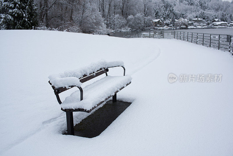 冰雪覆盖的长椅上