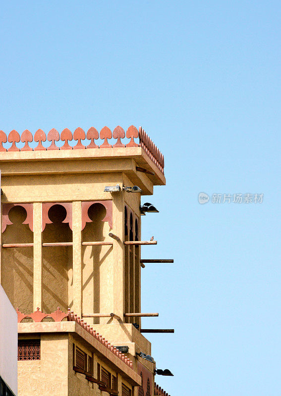 一个风塔(“Badgir”)——建筑的一种自然通风形式，是空调的自然替代品——迪拜，阿拉伯联合酋长国