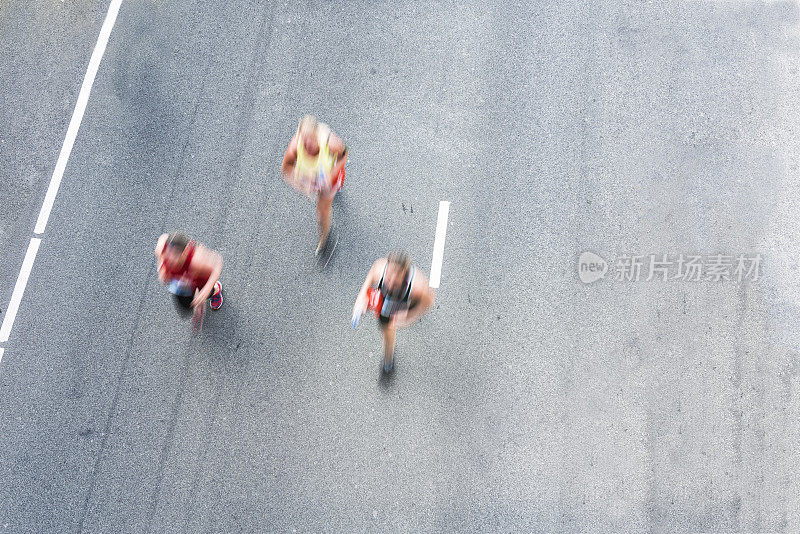 运动员在城市道路上跑步