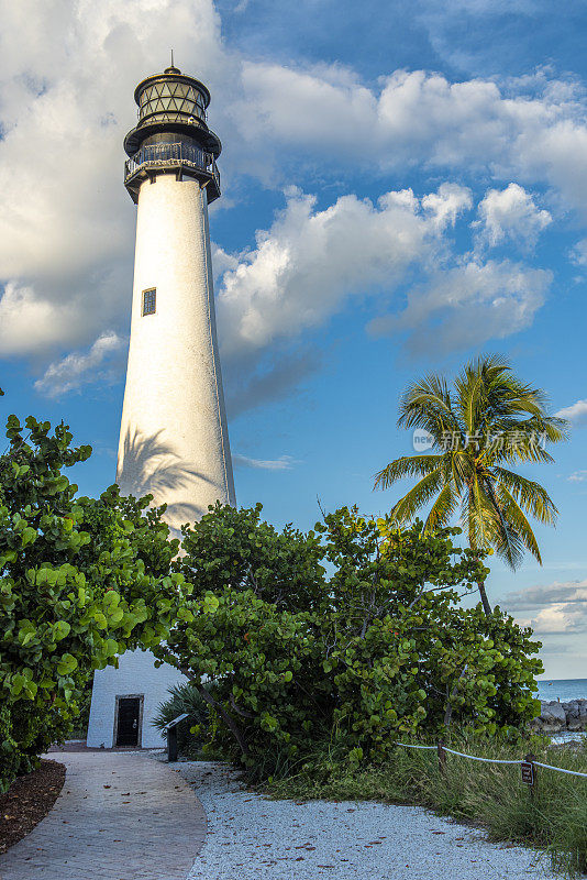 在比斯坎湾，迈阿密，佛罗里达，美国，灯塔的视图。