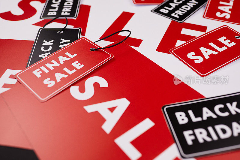 特写的红色横幅和标签的购物销售，重点在最后的销售标签与黑色字符串附件