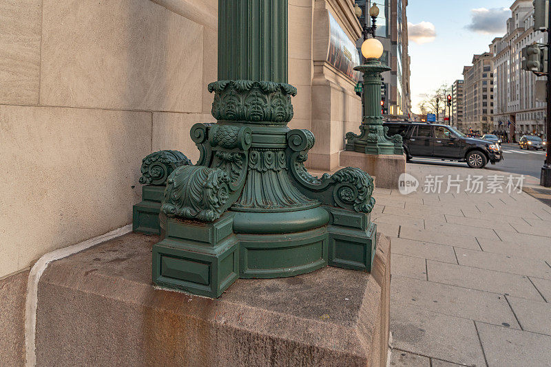 美国华盛顿特区纽约大街上的古董街灯基地。