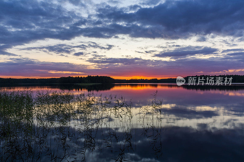 在芬兰Saimaa湖区中心的Savonlinna湖上的日落