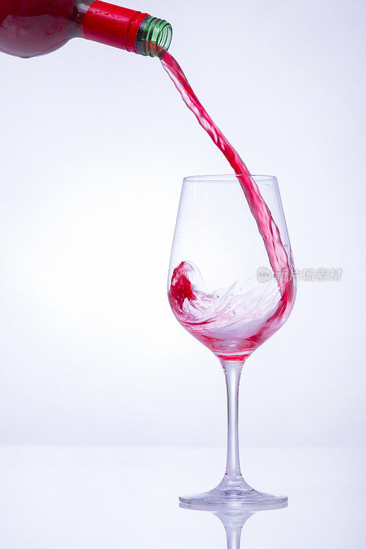 红酒倒进玻璃杯里