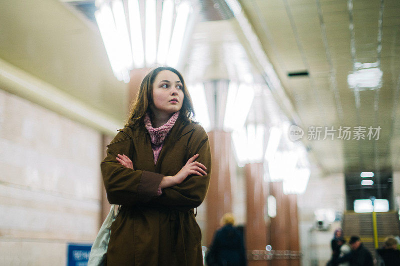 一名女子站在基辅地铁站里