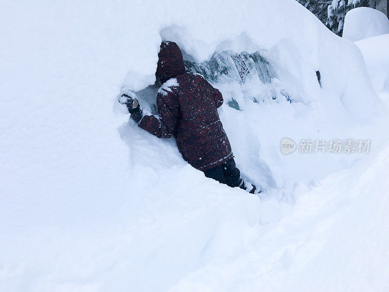 加州暴风雪过后，雪花飘飘，清理着厚厚的粉末。