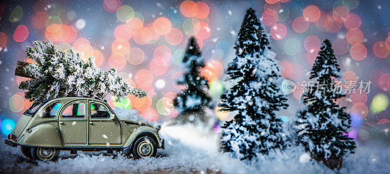 载着圣诞树的汽车抽象的圣诞节概念