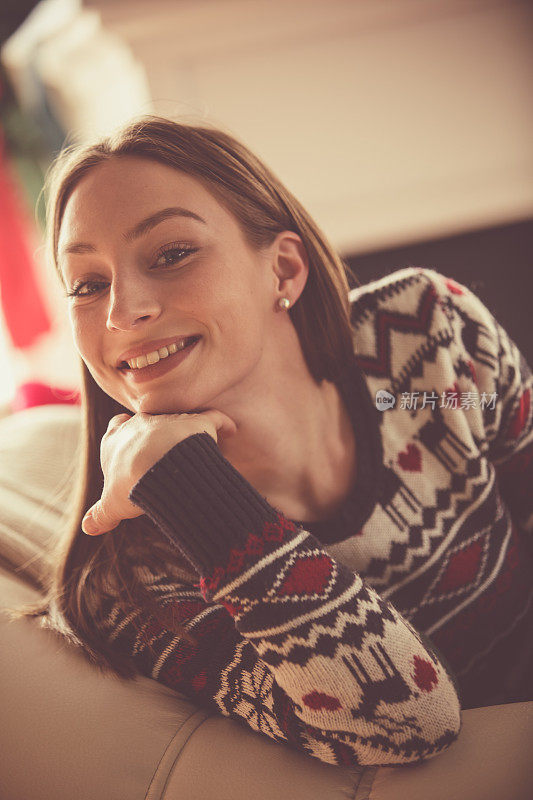 一个微笑的年轻女子的肖像在圣诞套头衫