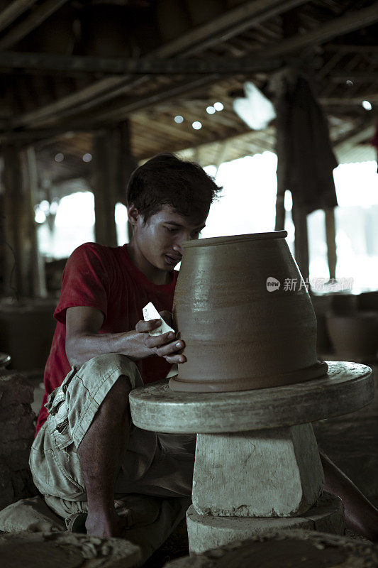 亚洲人的肖像陶器艺术家在艺术工作室
