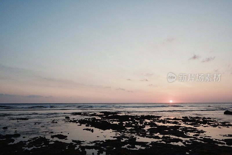 美丽迷人的热带天堂，太平洋浅海海岸，日落时分的海滩