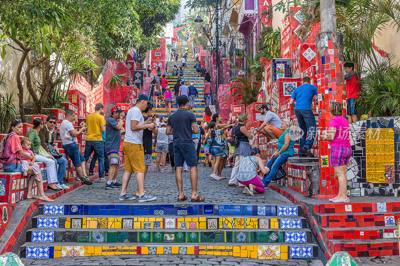 游客在巴西里约热内卢著名的拉帕台阶上