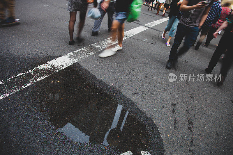 悉尼市中心，十字路口和塔楼倒影在水坑里