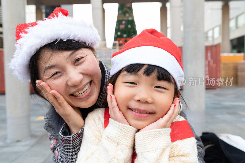 多代同堂享受圣诞节