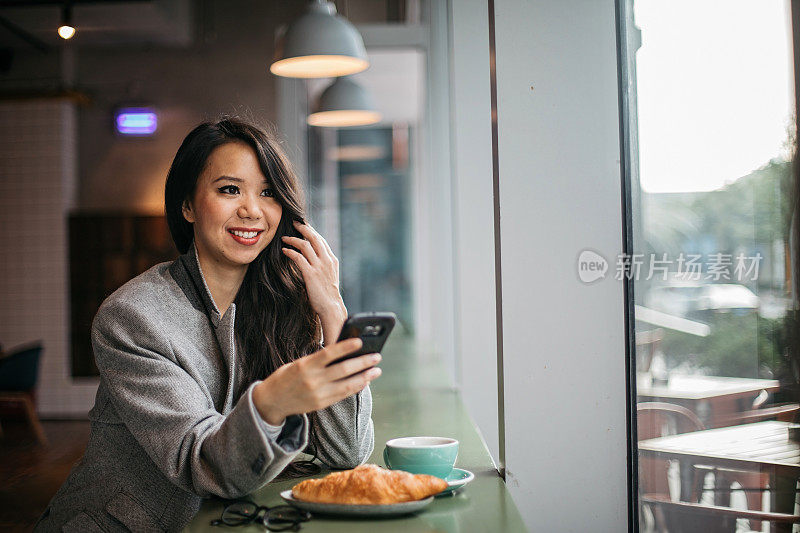 漂亮女人在用电话