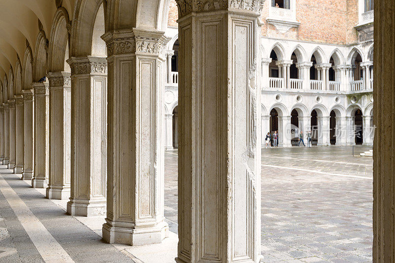意大利威尼斯的多吉宫或公爵宫。它是威尼斯的著名地标。漂亮的老哥特式庭院柱廊。