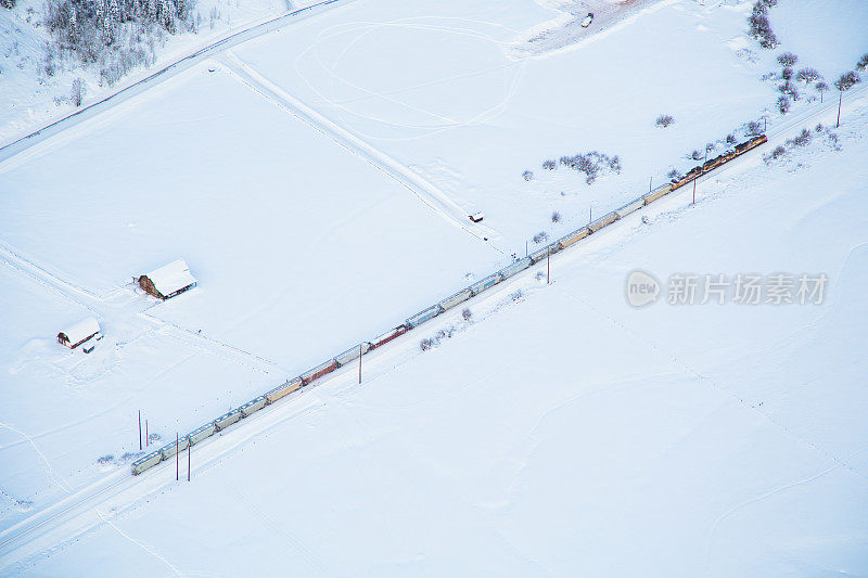 冬季景观与货运列车