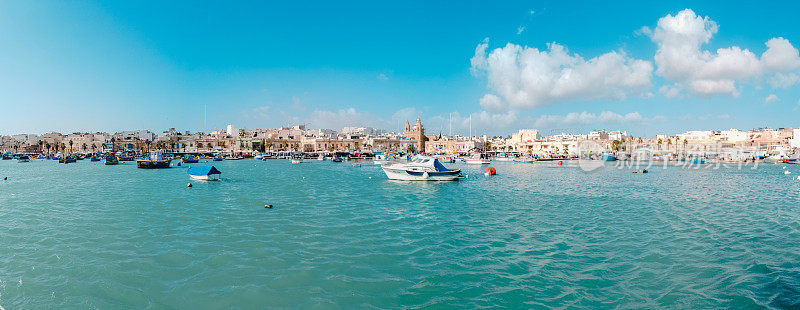 马耳他Marsaxlokk开放鱼市集市全景