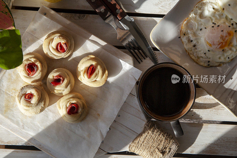 自制早餐:花形火腿面包、煎蛋、咖啡
