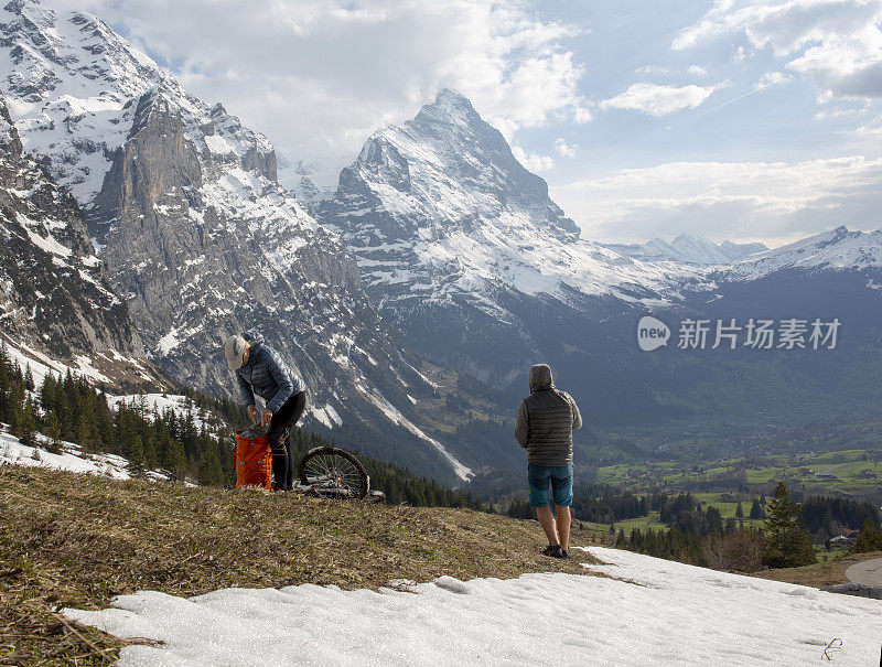 徒步旅行者攀登雪坡，在山上