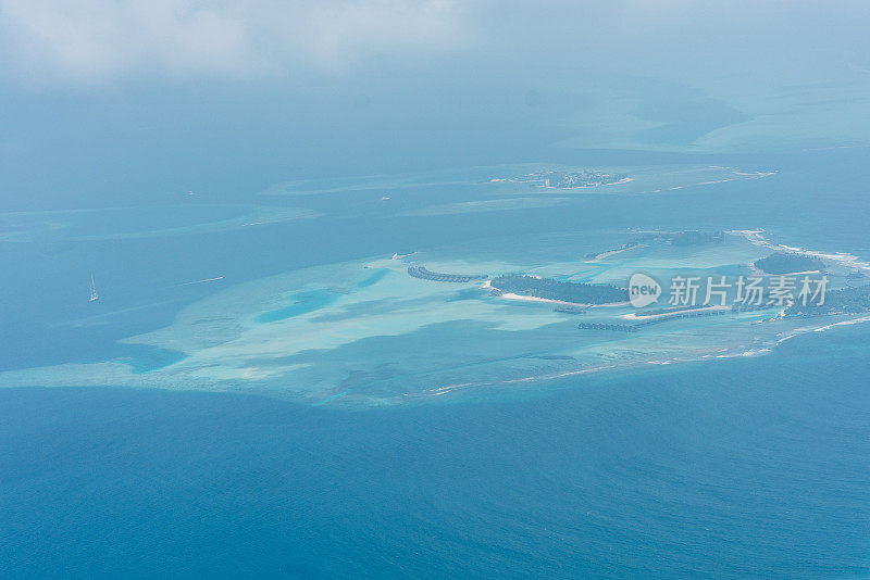 从飞机窗口可以看到热带岛屿和绿松石海