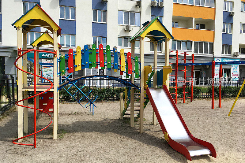 乌克兰基辅，2020年6月:住宅区的现代儿童游乐场空空荡荡，供儿童玩耍和休闲。特写镜头。