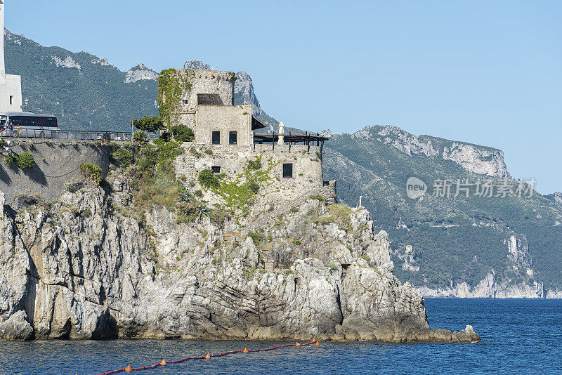 意大利第勒尼安海阿马尔菲海岸的全景。