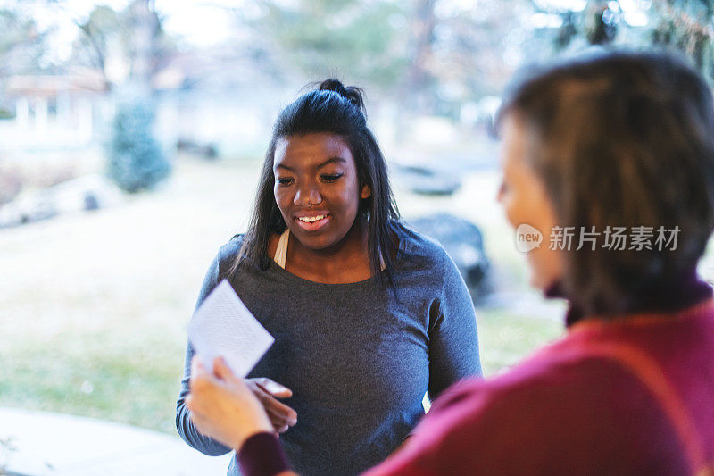 母亲和收养的非洲裔美国女儿在家里获得大学资助的新闻