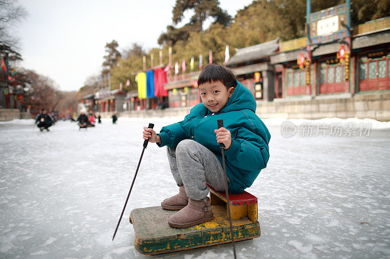 在北京的颐和园里，孩子们在湖上结冰，享受滑雪、滑冰、冰上自行车的乐趣。