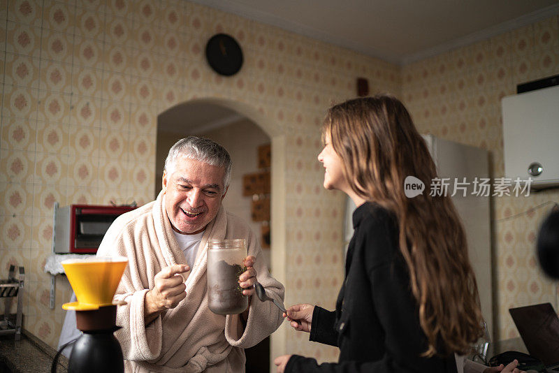 爷爷在家煮咖啡，和孙女跳舞