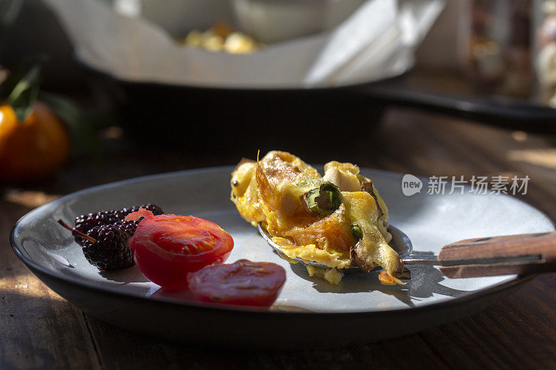 自制烤砂锅菜，配面包丁，蔬菜，鸡蛋和鸡肉