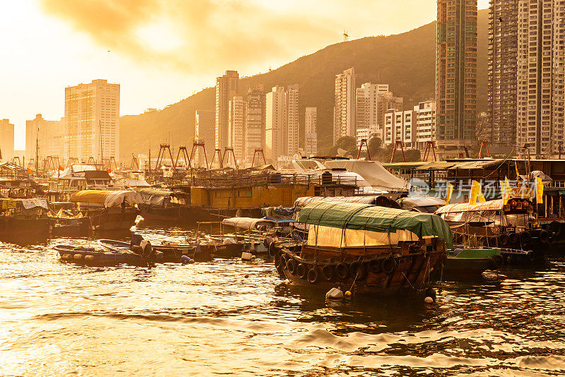 香港仔湾海港的日落景致。阿伯丁