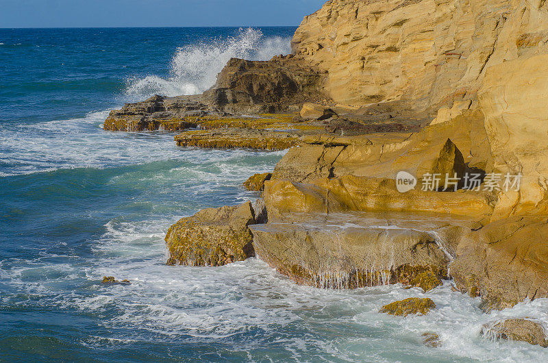 多岩石的海岸线的场景