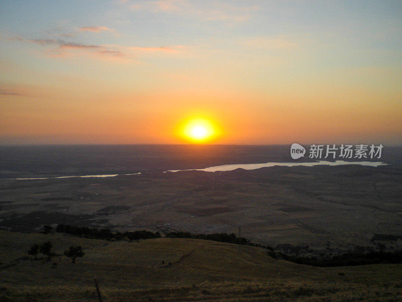 阿特拉斯山脉马拉喀什附近的乌里卡山谷的日落。