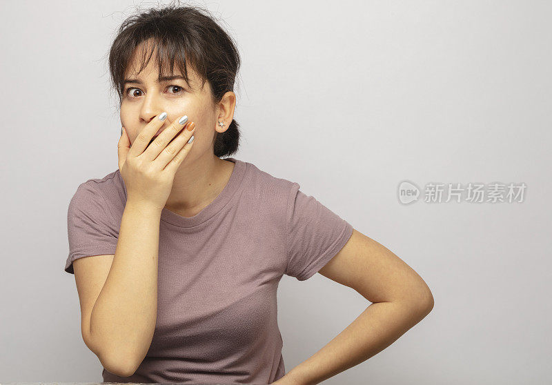 一个年轻女子惊讶地看着所发生的一切