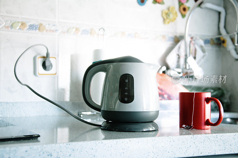 现代电水壶和茶杯